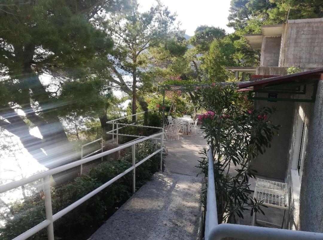Apartmani Mares - 20 M From The Beach Brela Exteriör bild