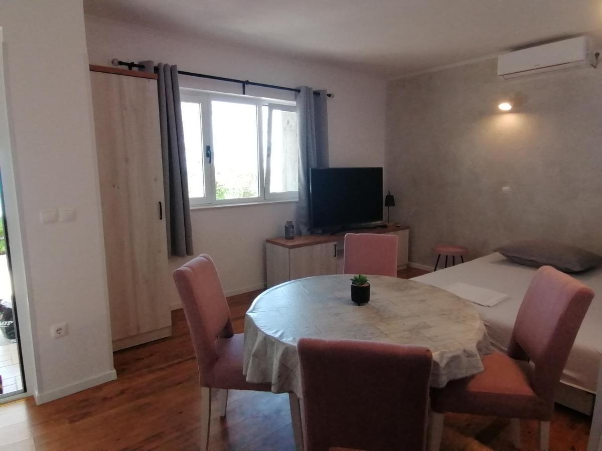 Apartmani Mares - 20 M From The Beach Brela Rum bild